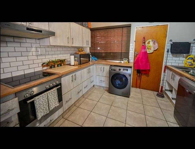 2 BEDROOM TOWNHOUSE FOR SALE IN LANGENHOVENPARK